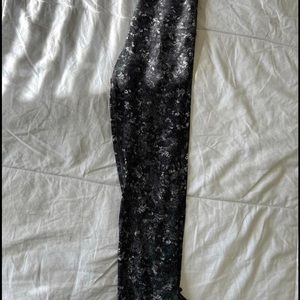 Lululemon Align crop 21 inch leggings. Gray/black and white patterned